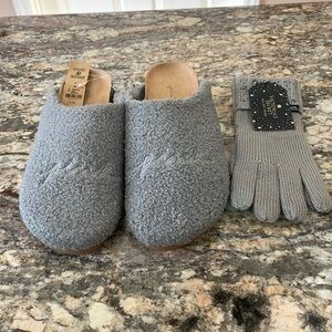 NWT Pink Victoria’s Secret Cozy Plush Slippers with Matching Gloves